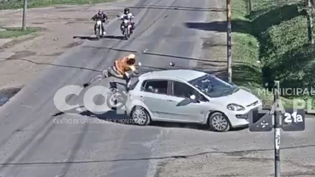 un motociclista volo por el aire al chocar contra un auto en un barrio de la plata
