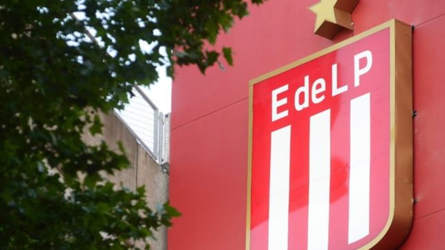 a horas de la vuelta 1 y 57, asi quedo el estadio con el flamante escudo de estudiantes