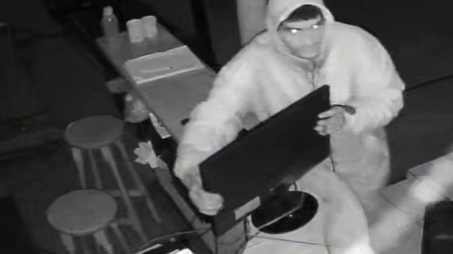 entro a robar en un gimnasio de la loma y quedo filmado llevandose plata y un monitor