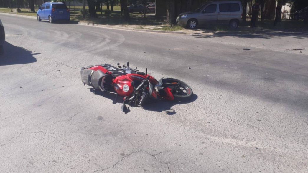 Un penitenciario murió tras chocar con su moto contra un auto en Tolosa