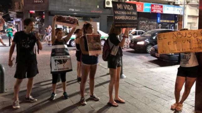 preparan una vigilia en la puerta de un frigorifico platense para defender a los animales