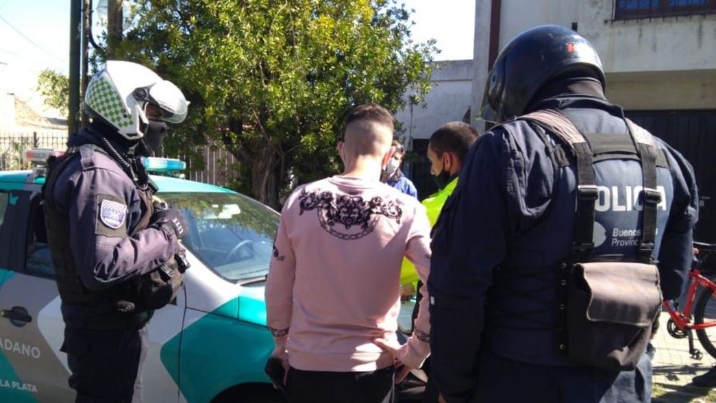 ¿Cuáles son las sanciones posibles para los jóvenes demorados en las fiestas clandestinas?