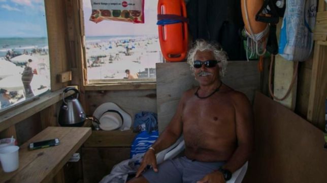 la historia del platense que es guardavidas y vive en una combi frente al mar hace 21 anos