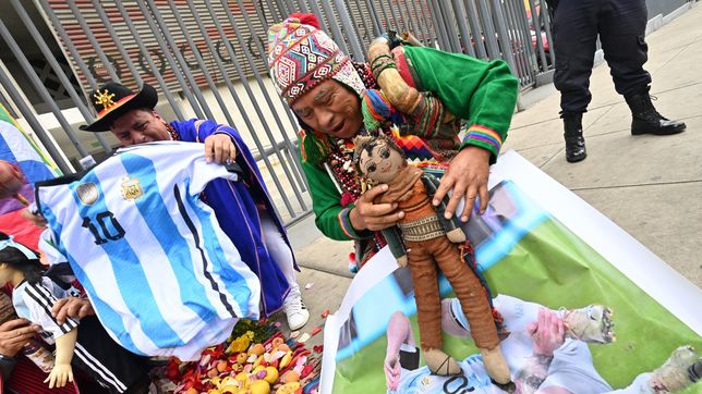 conjuros, espinas y agua de muerto: el ritual chaman para frenar a messi y a la seleccion
