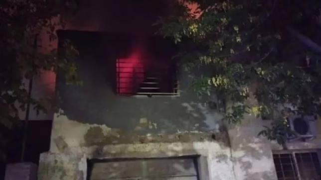 discutio con su hijo, prendio fuego la casa en la que vivian y lo mato