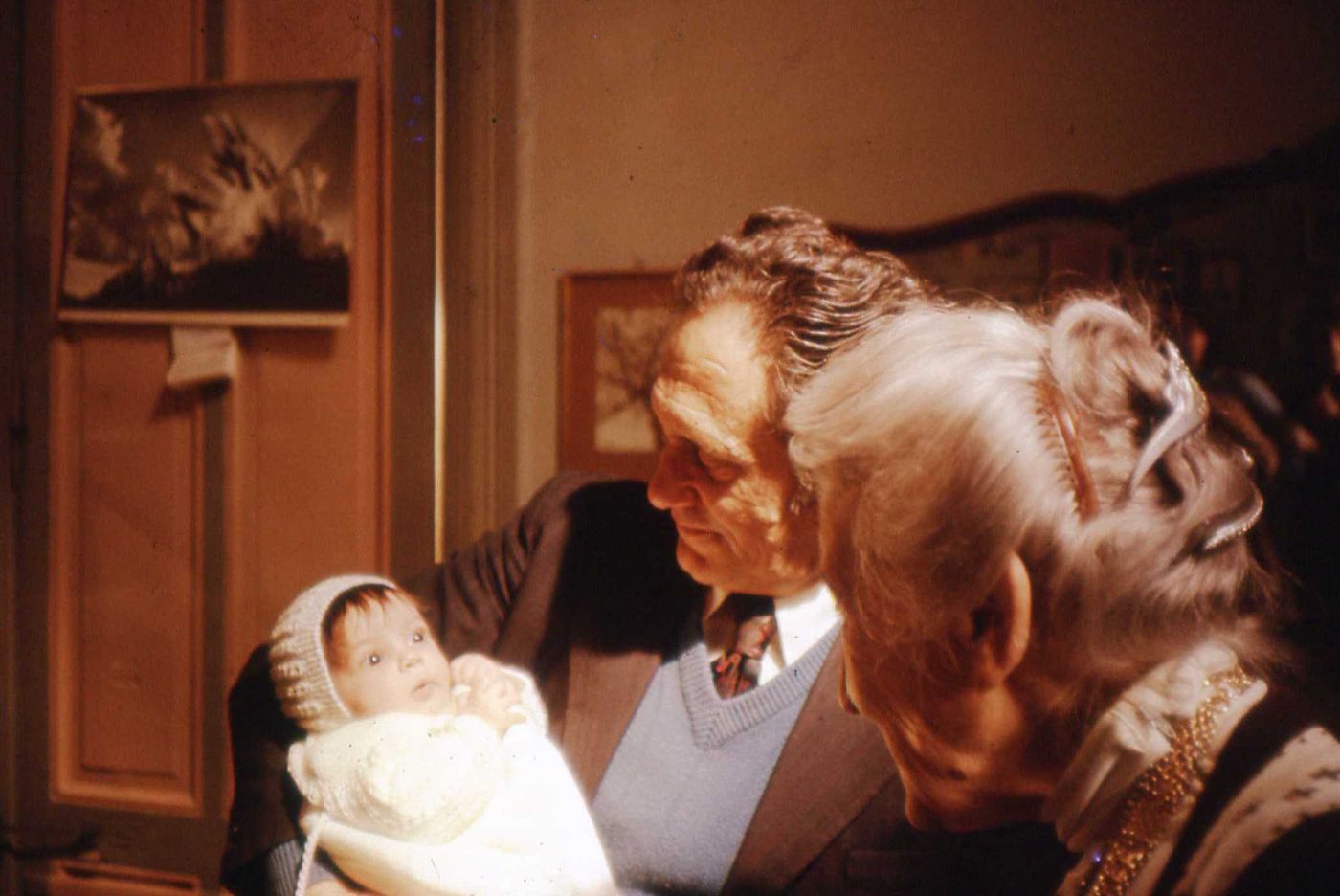 Los ojos vivaces de Clara Anahí, en brazos de su abuelo Pepe, poco antes de que este volviera a Italia. No volvería a ver a la nena