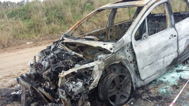 choco a un motociclista, huyo y prendio fuego el auto para ocultar toda la evidencia