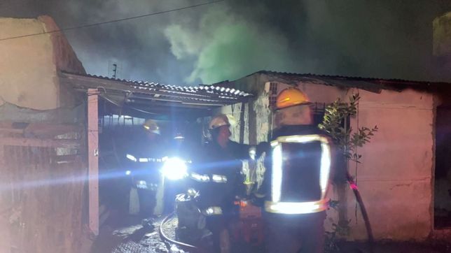 feroz incendio en una casa: una pareja de jubilados y dos ninos se salvaron de milagro