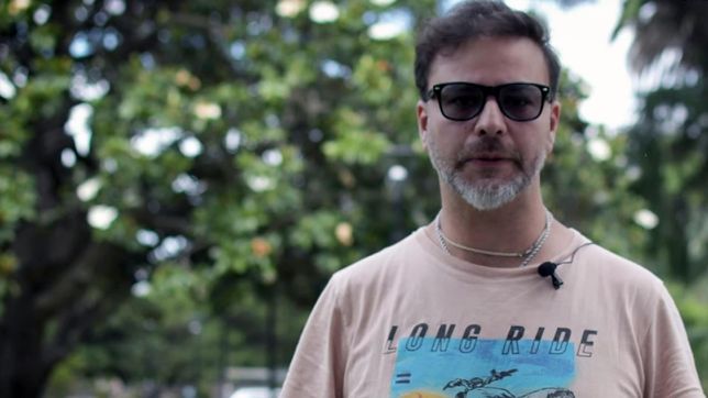 la historia de un platense que fue robado al nacer y busca su origen biologico marcado por una rara enfermedad