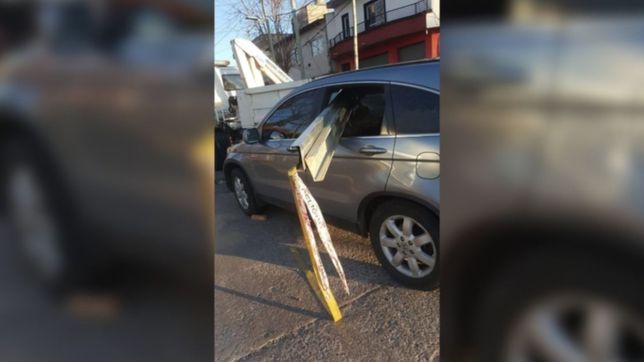 choco con un camion y dos hierros atravesaron su camioneta: no sufrio ni un rasguno