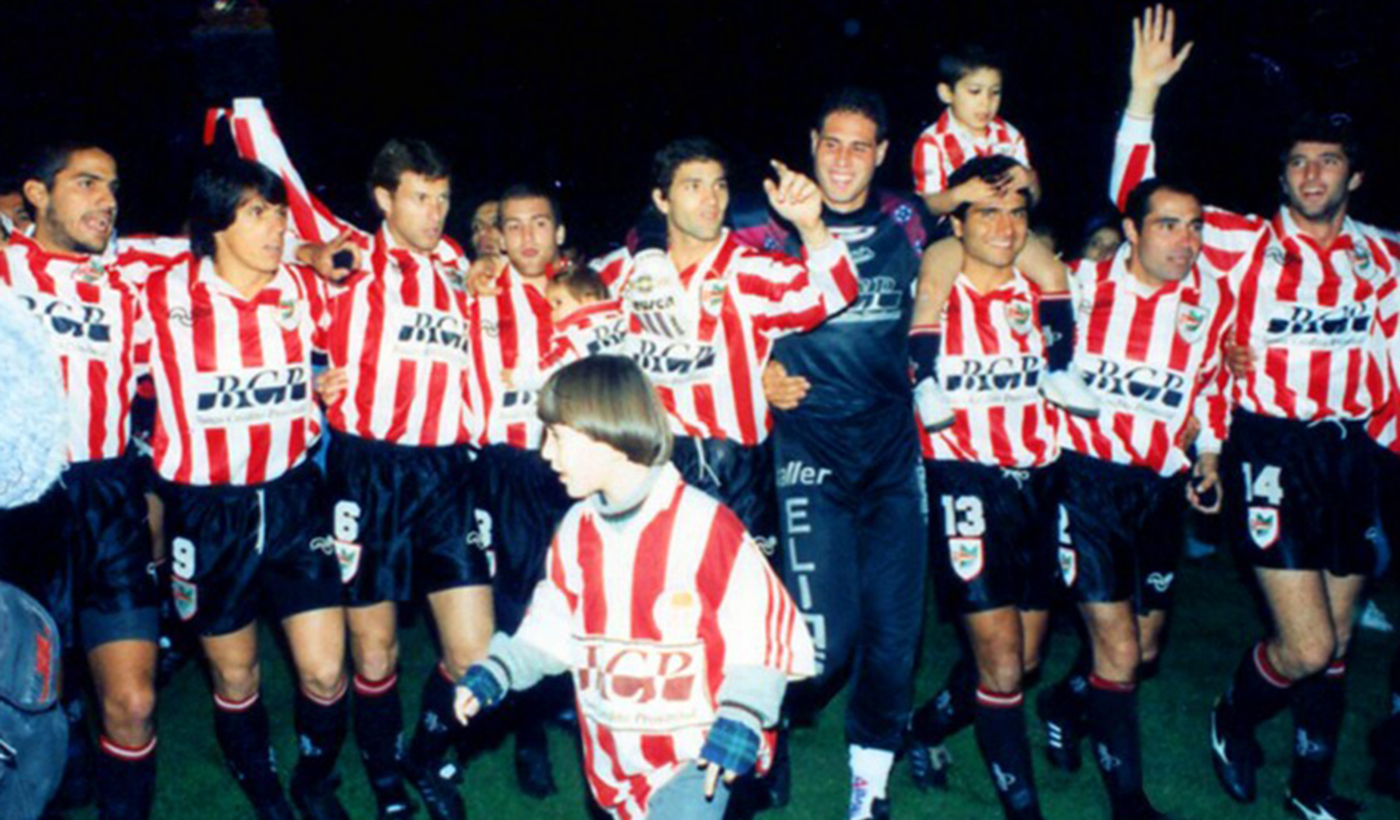 Los dirigidos por Miguel Ángel Russo festejando el ascenso