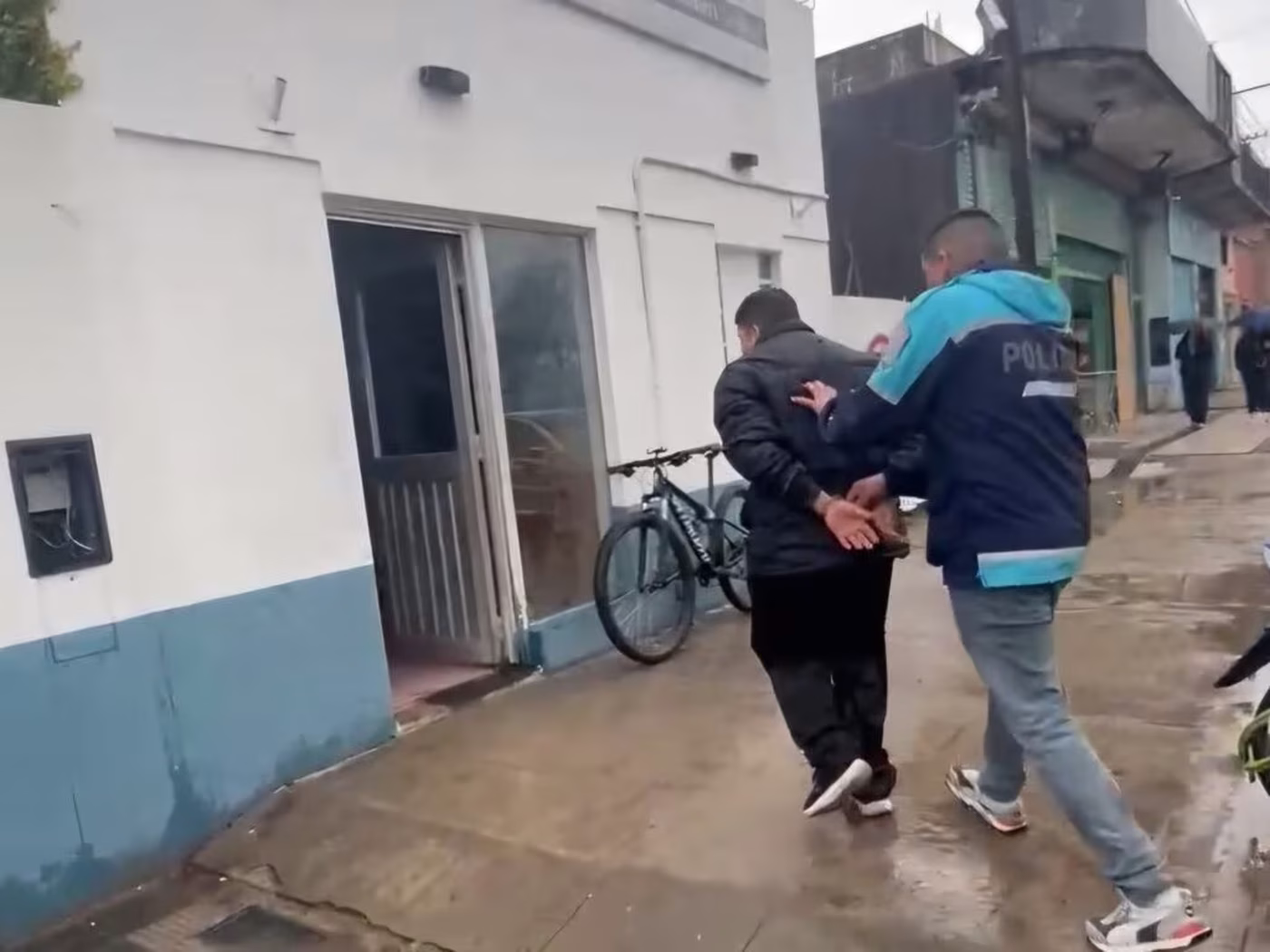Un joven de 22 años, prófugo por un robo con picana eléctrica en Villa Elvira, fue finalmente detenido por la Policía