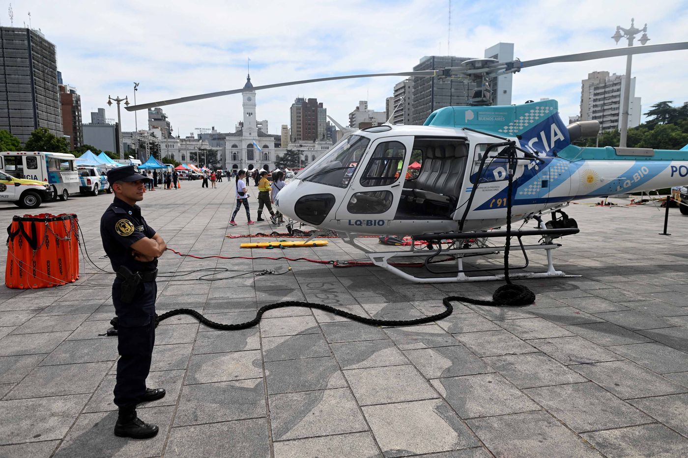 Motos de agua, camionetas, herramientas de rescate y hasta un helicóptero coparon Plaza Moreno
