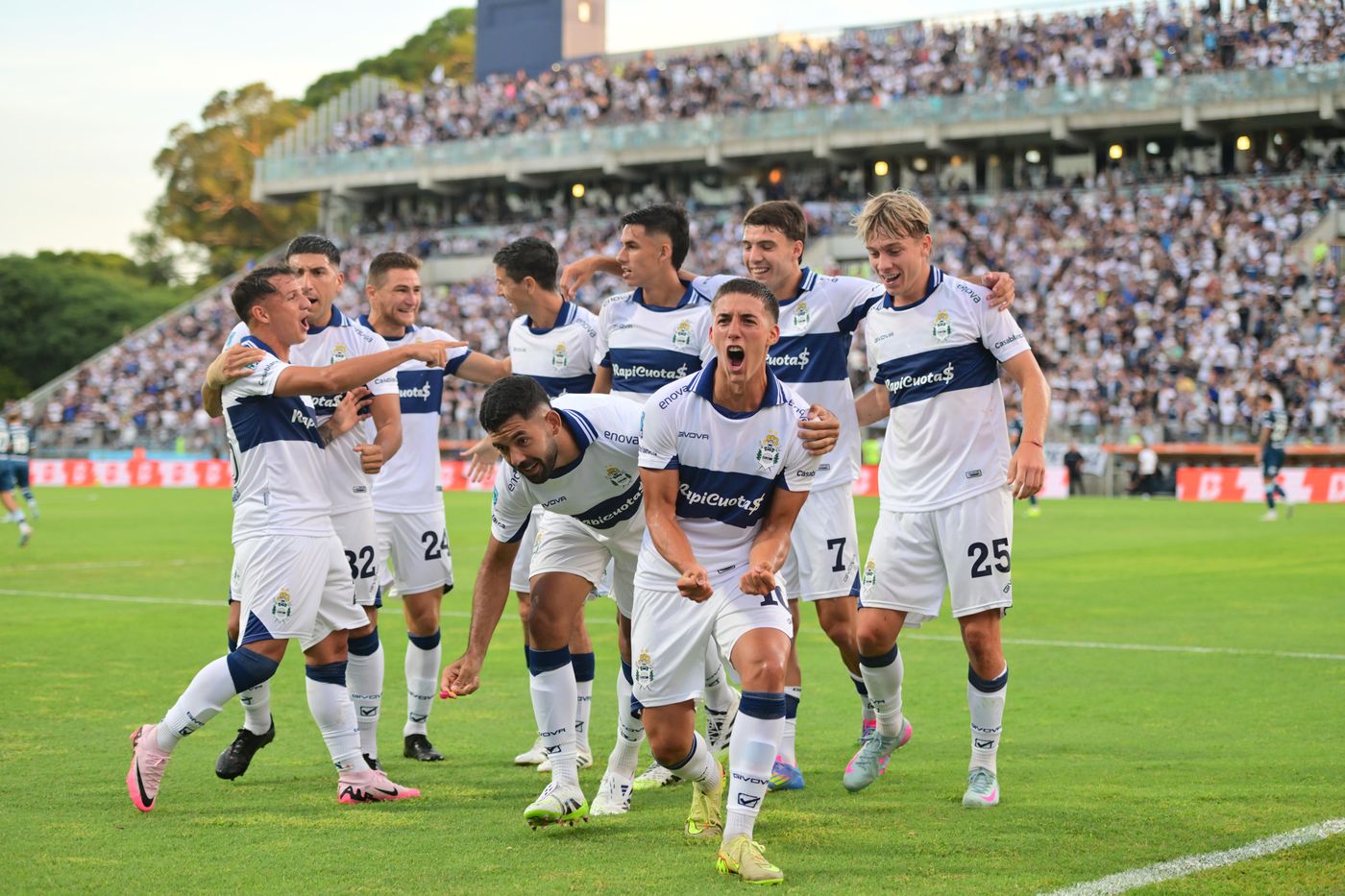 Gimnasia racing festejo gol Barros schelotto 2