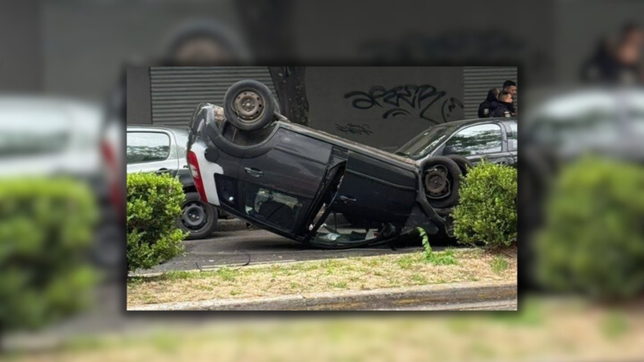 perdio el control, choco contra un vehiculo estacionado y volco en diagonal 74