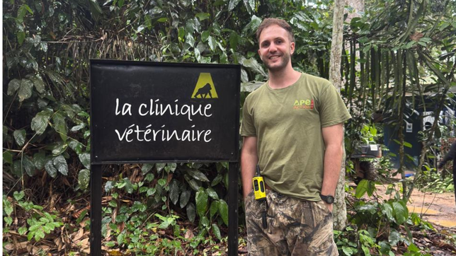 la historia del veterinario que dejo todo para salvar primates en africa