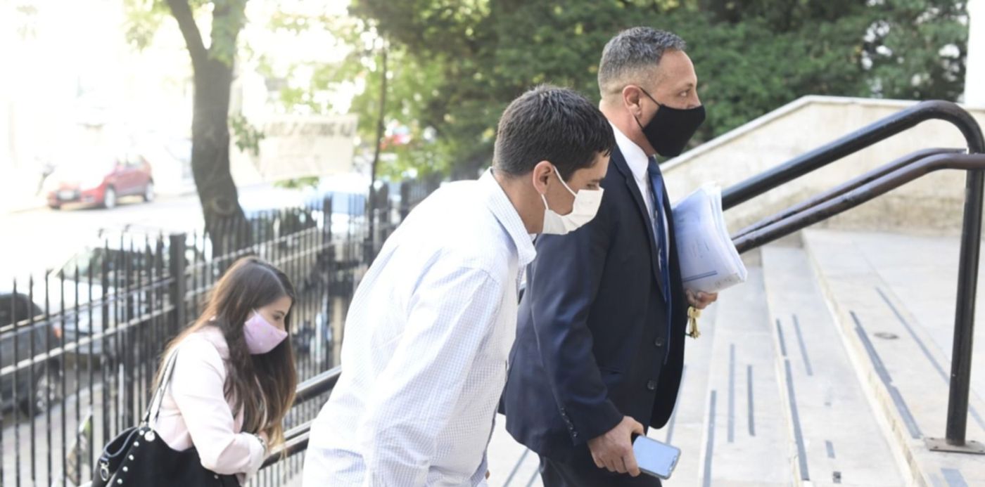 Luis Miguel Vera acusado de robo junto a sus abogados Lucía concepción y Marcelo Botindari - Marcelo Botindari Lucía Concepción Luis Miguel Vera