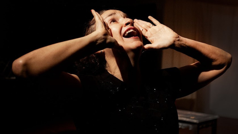 El Max Nordau reabrió su auditorio y volvió el teatro con la obra Isa Kremer, la voz del pueblo