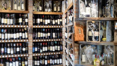 Tras un posible descuido, saquean una vinoteca en La Plata y escaparon con dinero y costosas botellas Tras un posible descuido, saquean una vinoteca en La Plata y escaparon con dinero y costosas botellas