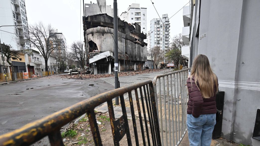 Así vive el barrio las horas previas a la demolición del depósito quemado en diagonal 77