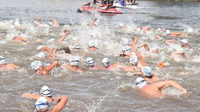 por aire, agua y tierra buscan a un nadador que desaparecio durante un competencia