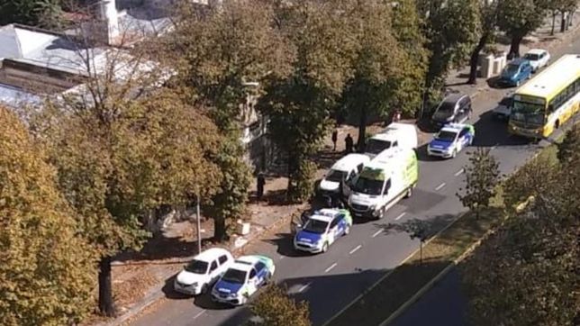 escandalo en un hostel de la plata: debia dinero, se nego a pagar y se agarro con el dueno