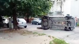 impactante choque y vuelco con una mujer herida en pleno barrio norte de la plata