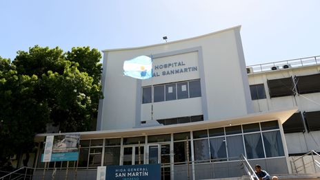El chico de 18 años apuñalado en la megatoma de Los Hornos tiene muerte cerebral