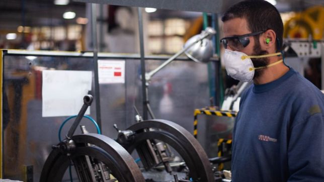 el gobierno oficializo la prorroga del decreto que prohibe los despidos en todo el pais