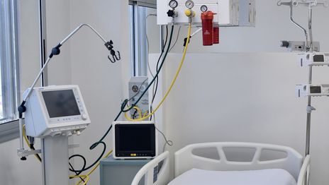 Los extranjeros no residentes tendrán que empezar a pagar su atención en hospitales públicos nacionales