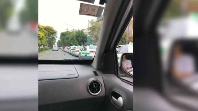 se canso de la cola de taxis a metros de la terminal y estallo contra los choferes