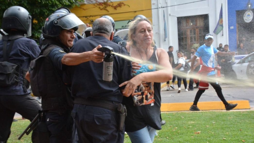 Gas pimienta, despliegue policial y tensión: así exigieron la liberación del Pata Medina