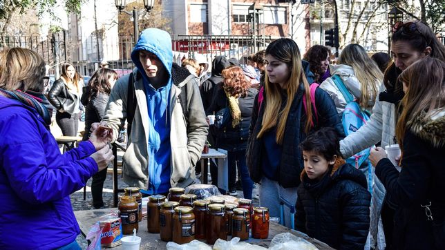 la comunidad educativa del colegio nacional hizo un guiso patrio en defensa de la educacion publica