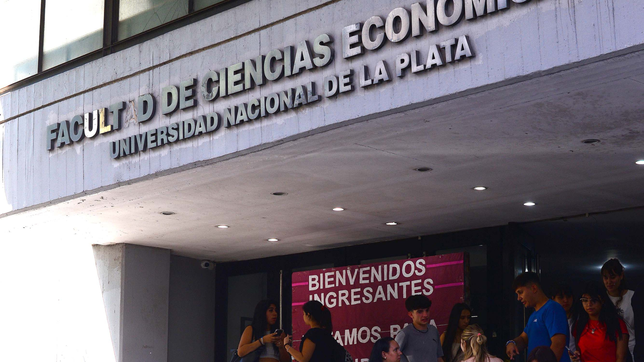 ¿quien era el contador y docente de la unlp que murio en un colectivo mientras viajaba a saladillo?