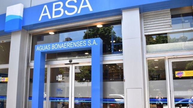 harto de no tener agua fue hasta las oficinas de absa para que le laven la ropa sucia