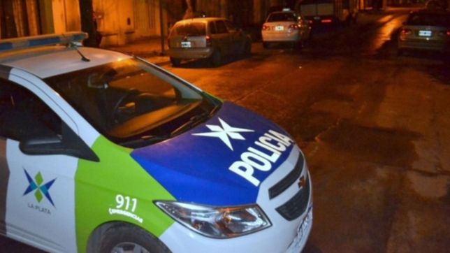 cuatro encapuchados robaron en una casa de la plata y escaparon en el auto de las victimas