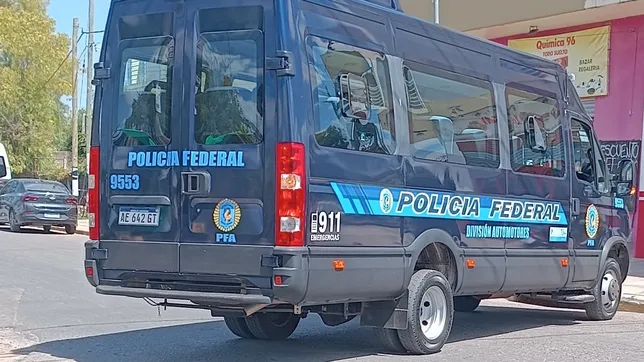 la policia federal realizo un operativo en la feria paraguaya en busca de inmigrantes ilegales