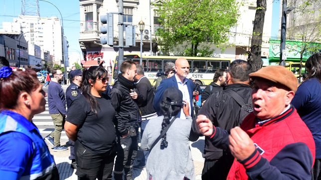 manteros se cruzaron con policias y funcionarios municipales tras negarse a levantar sus puestos