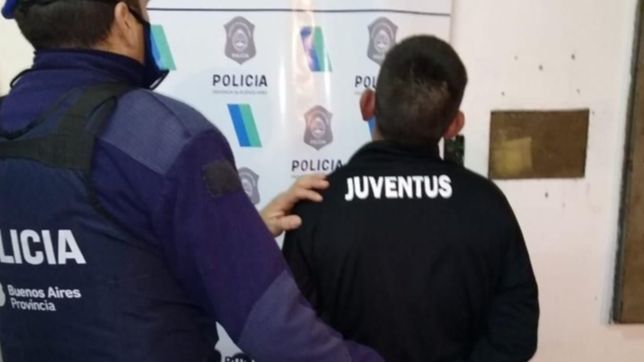 amenazo a la policia con un pistolon, huyo y lo atraparon escondido debajo de una cama