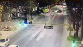 un motociclista choco a gran velocidad con un taxi, salio despedido y se salvo de milagro