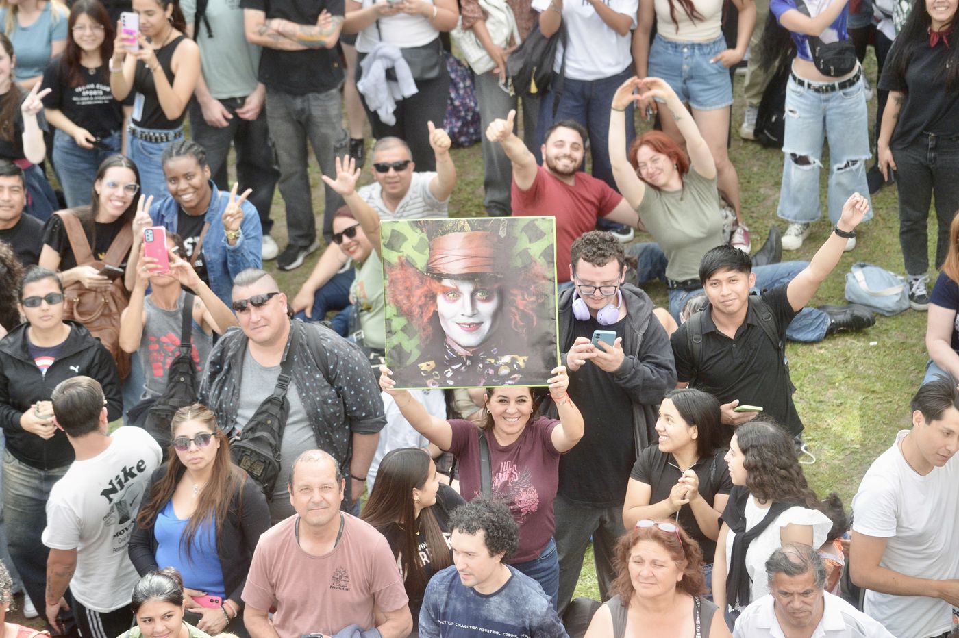 Una multitud recibió a Johnny Depp en La Plata Una multitud recibió a Johnny Depp en La Plata