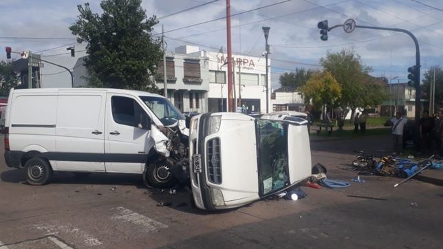 otro fuerte choque causo un impactante vuelco en plena cuarentena en la plata