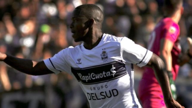 carbonero esta a un paso de jugar en racing pero un grupo feminista resiste su llegada