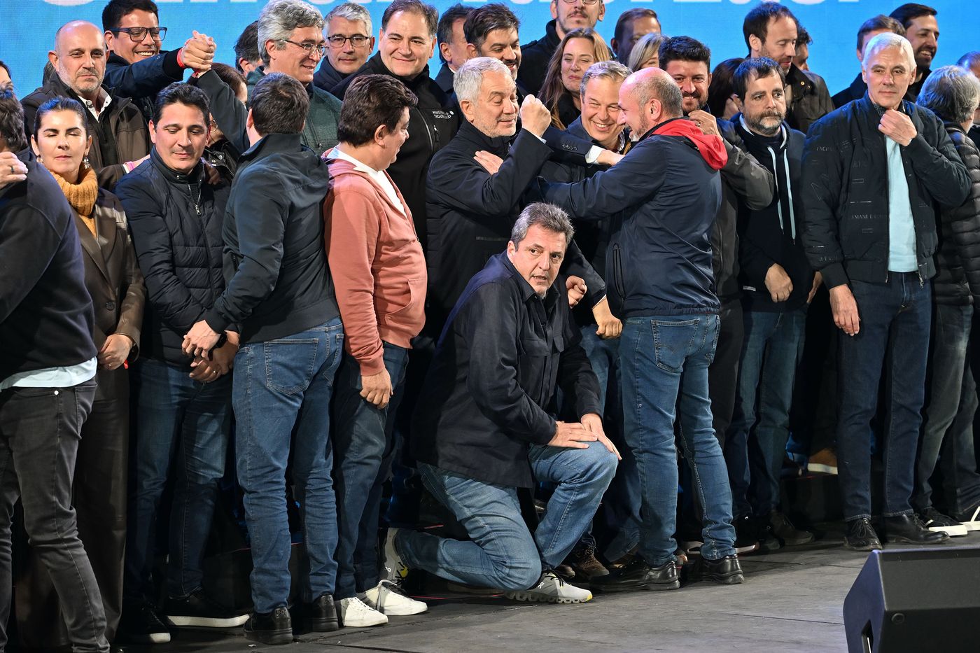 Julio Alak, Sergio Massa y Mario Secco, comparten el escenario de la victoria peronista