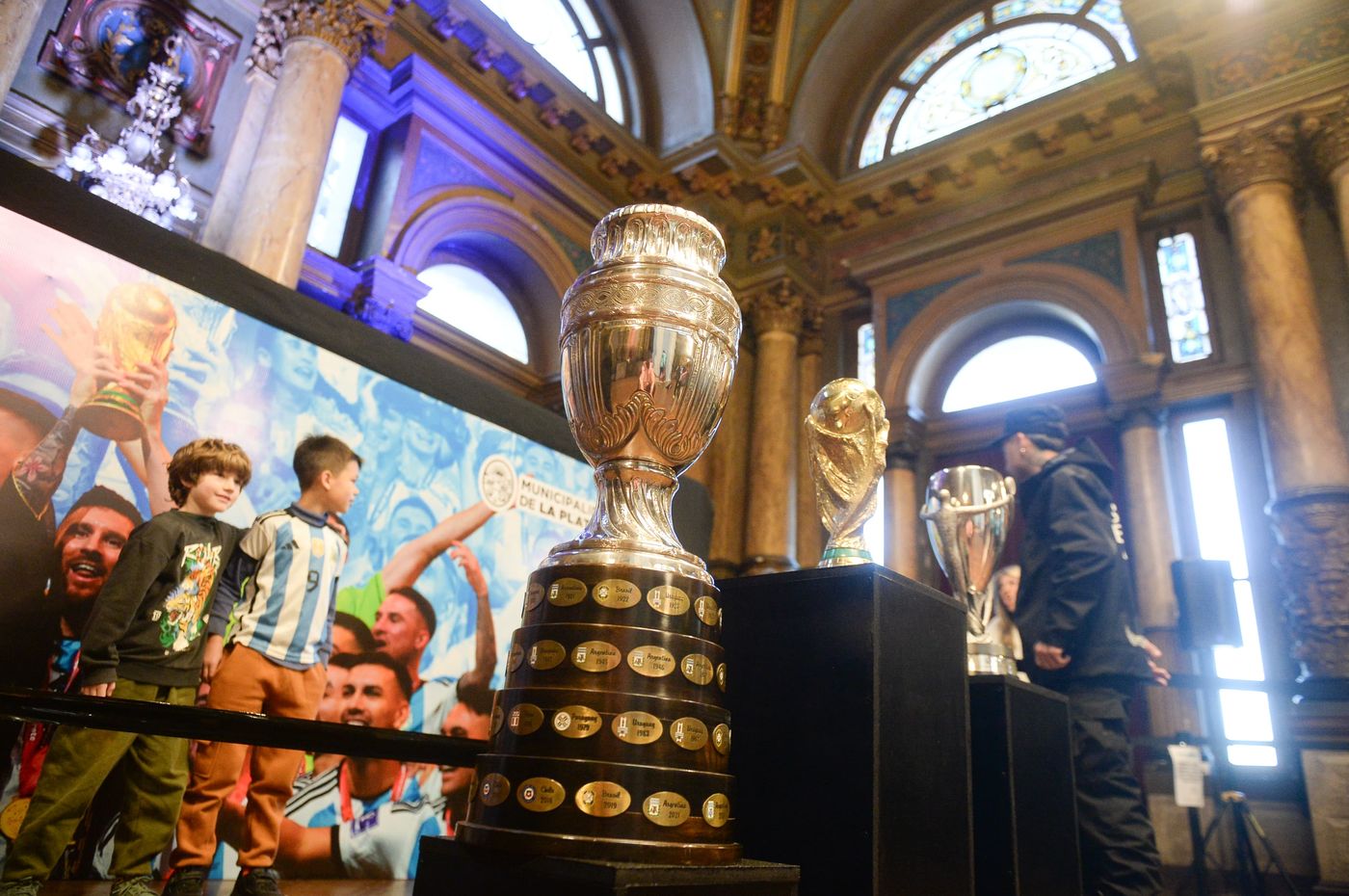 Las copas del mundo de Argentina en la Municipalidad de La Plata