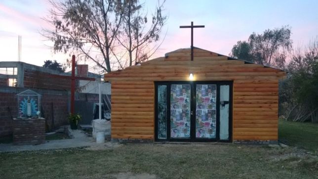 vandalos atacaron en una capilla de la plata, causaron destrozos y robaron