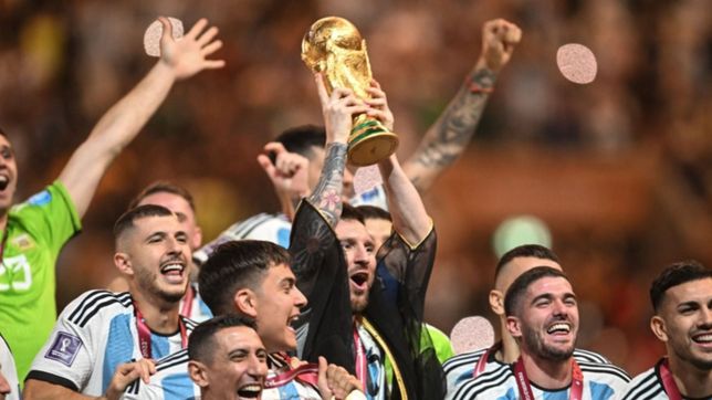 el momento mas esperado: asi levanto lionel messi la copa del mundo en qatar 2022