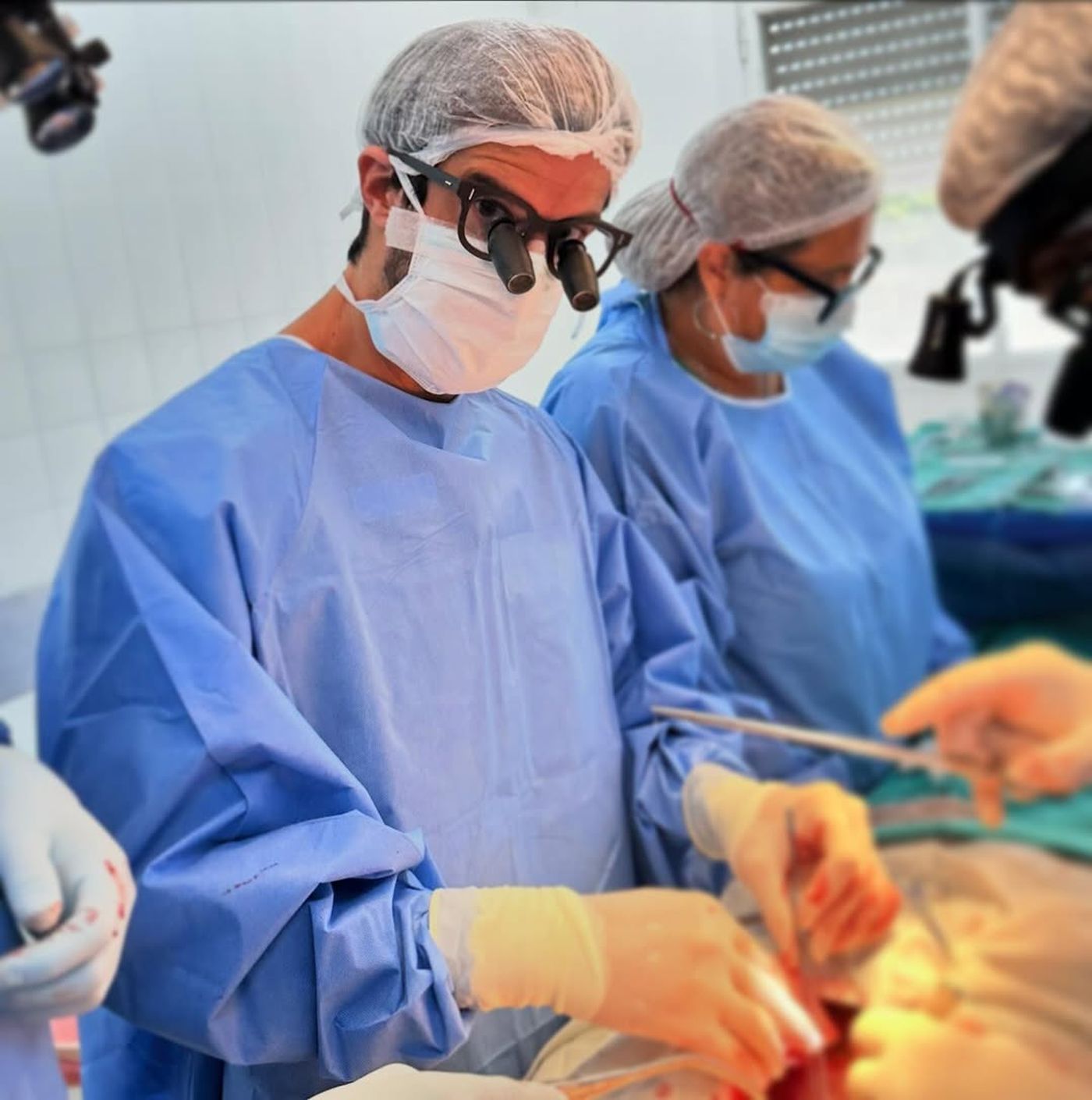 El cardiocirujano Carlos Cotti, con los lentes personalizados que usa para operar y le robaron El cardiocirujano Carlos Cotti, con los lentes personalizados que usa para operar y le robaron