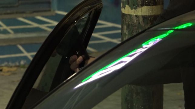 la curiosa tecnica para remover el polarizado y evitar el secuestro del auto en la plata