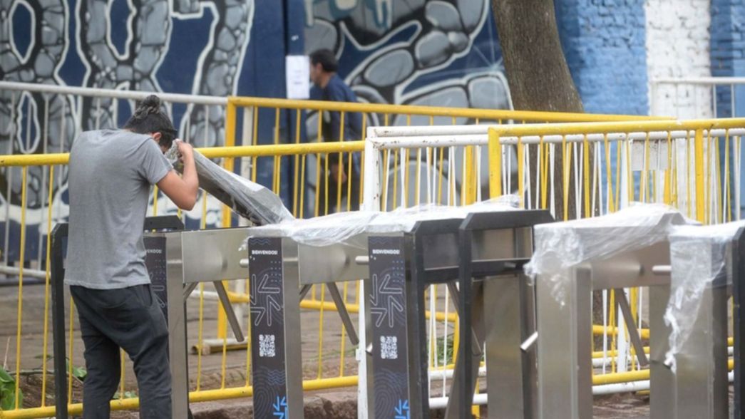 El titular de Aprevide confirmó qué pasará con el ingreso de paraguas en el clásico